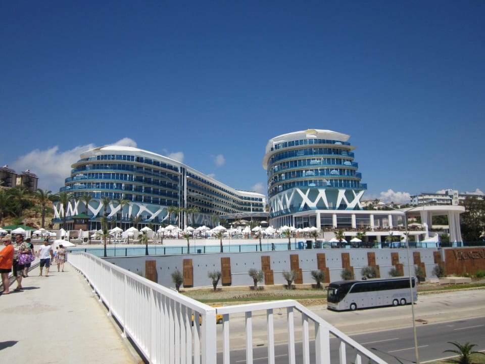 Hotel von der Brücke aus gesehen Vikingen Infinity Resort & Spa