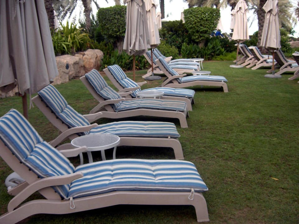 Liegestühle im Terrassenbereich Hilton Dubai Jumeirah