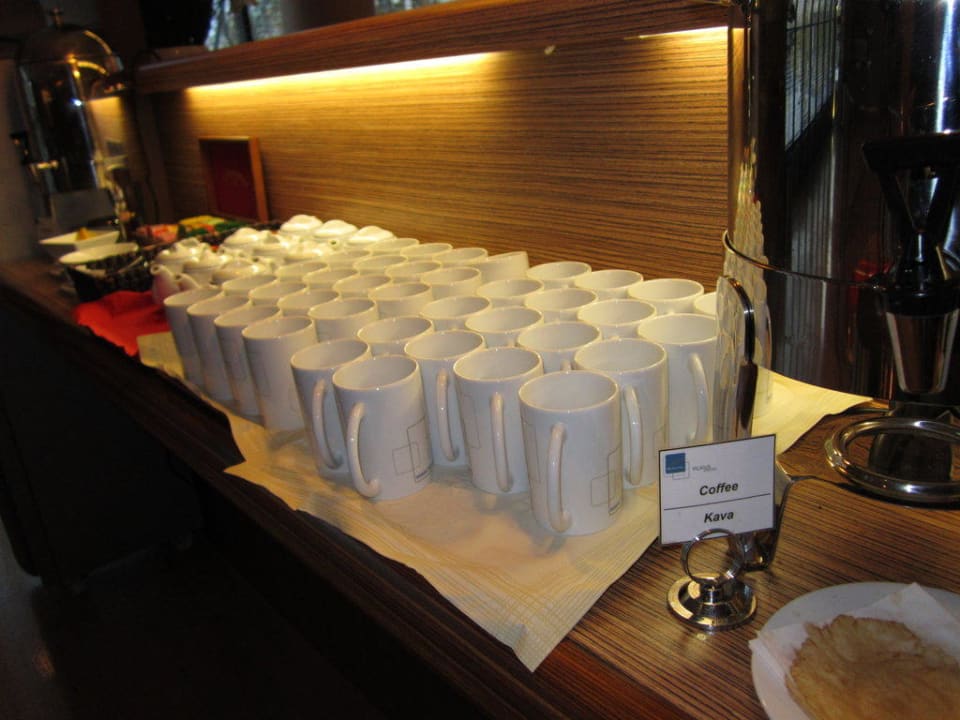 Theke mit Heißgetränken am Büffet Hotel Novotel Vilnius