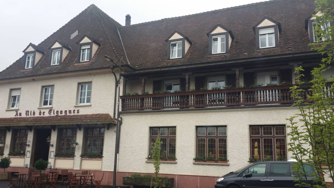 Vorderseite und Eingang Hotel Au Nid De Cigognes