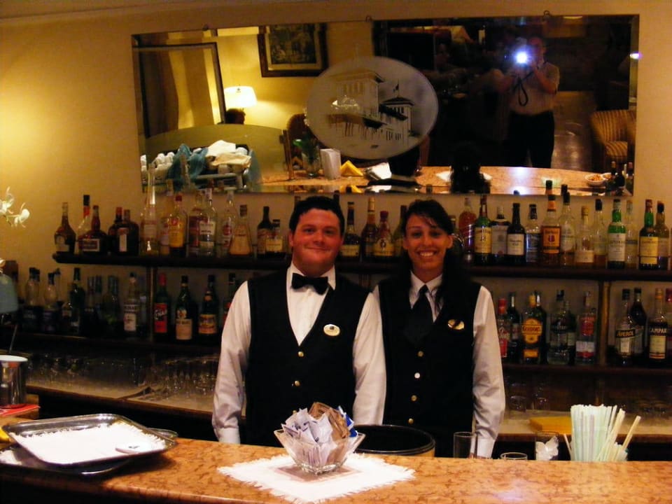 Bar mit den beiden Kellnern Grand Hotel Royal