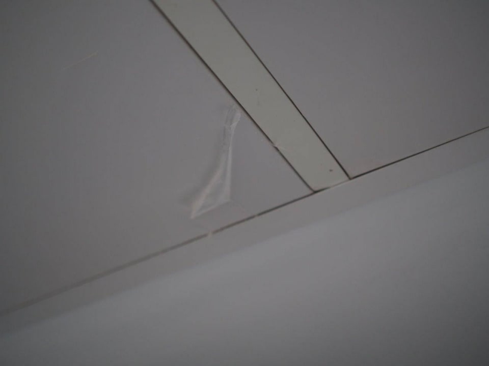 Schutzfolie an Revisionsklappe im Bad Hotel Hyde Park Lane