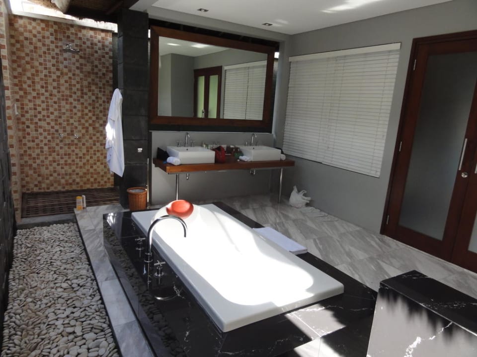 Offenes Badezimmer der Villa mit Wanne und Dusche Hotel Abi Bali Resort and Villa