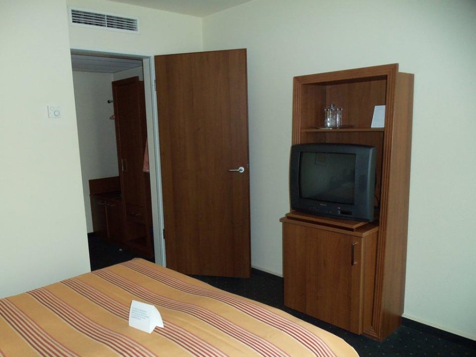 Doppelzimmer mit TV Hotel NH Hamburg Altona