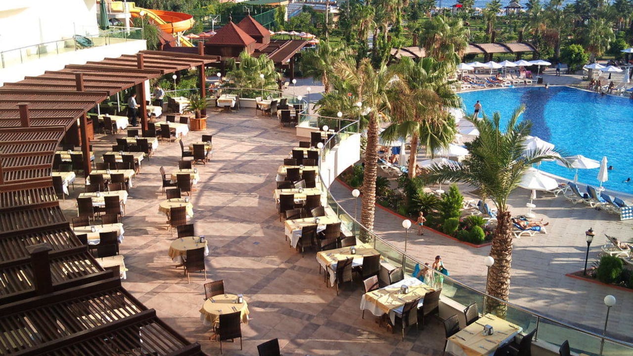 Die Außenterrasse vom Restaurant Saphir Resort & Spa