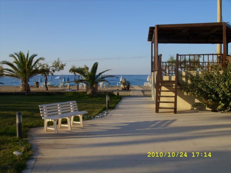 Der Weg zum Strand Minos Mare Royal