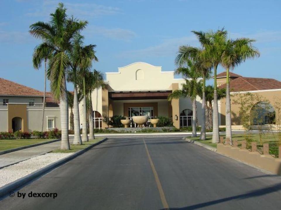 Auffahrt zur Lobby des NH Real Arena Dreams Royal Beach Punta Cana