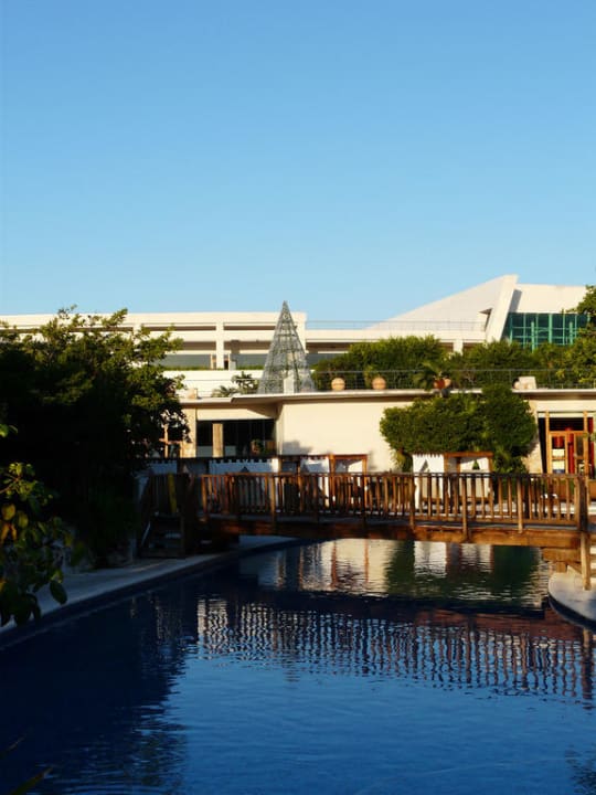 Blick von Pool zu Lobby Grand Sirenis Riviera Maya Resort & Spa