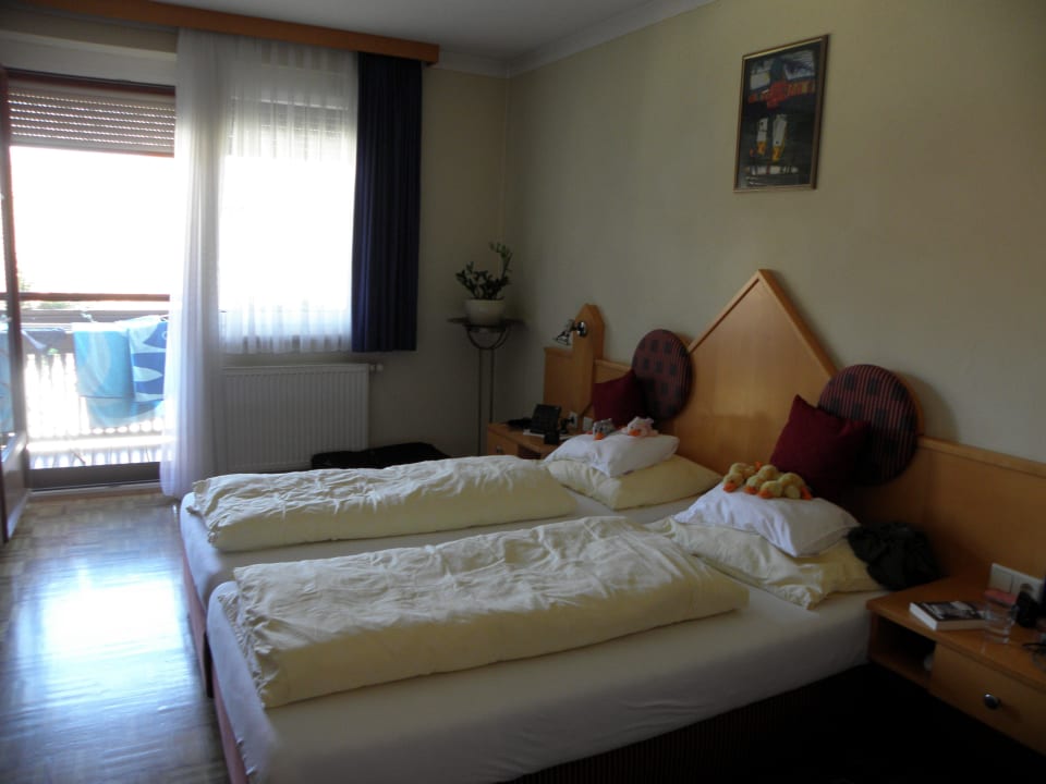 Dahinter die Balkontür Hotel Garni - Thermenoase