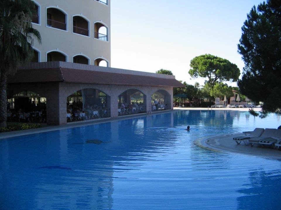 Blick über Pool zum Restaurant Sirene Belek Hotel