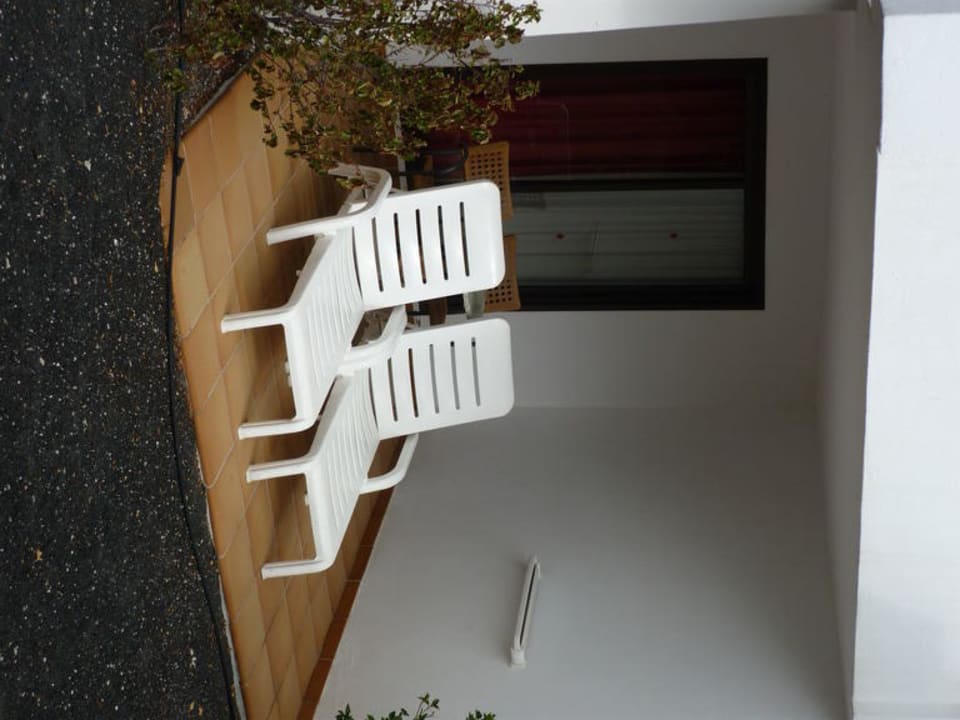 Liegen vor den Häusern allsun App.-Hotel Albatros