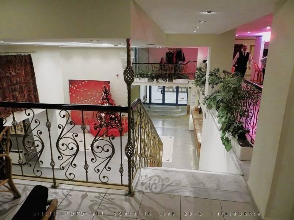 Blick von der Bar in den Eingangsbereich Nativity Hotel