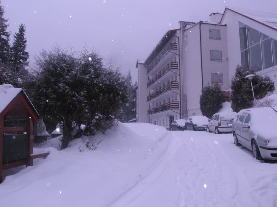 Von außen, rechts Anbau des neuen Schwimmbades Hotel GKT CZESZKA I SLOWACZKA