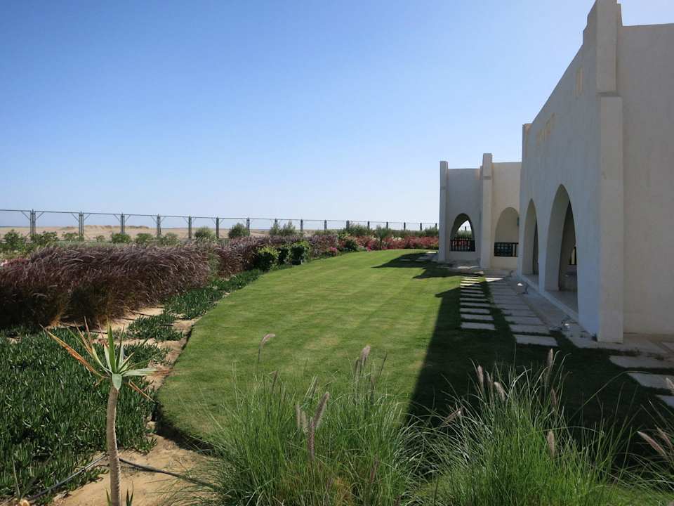 Gemeinsamer Garten pro Block Hilton Marsa Alam Nubian Resort