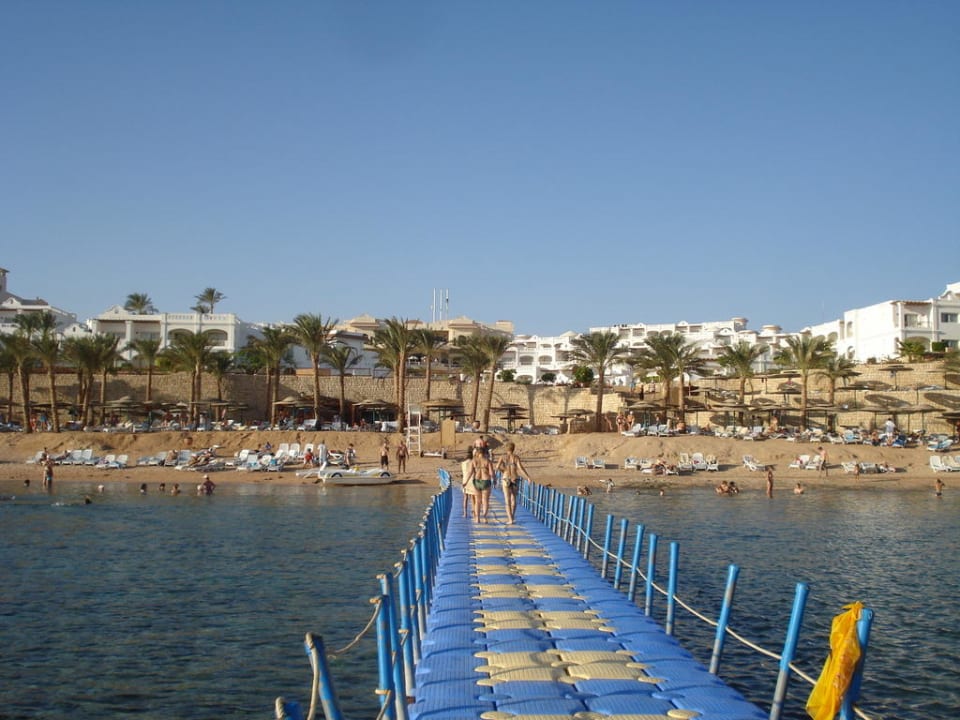 Blick vom Schwimmsteg zur Anlage Hotel Continental Plaza Beach