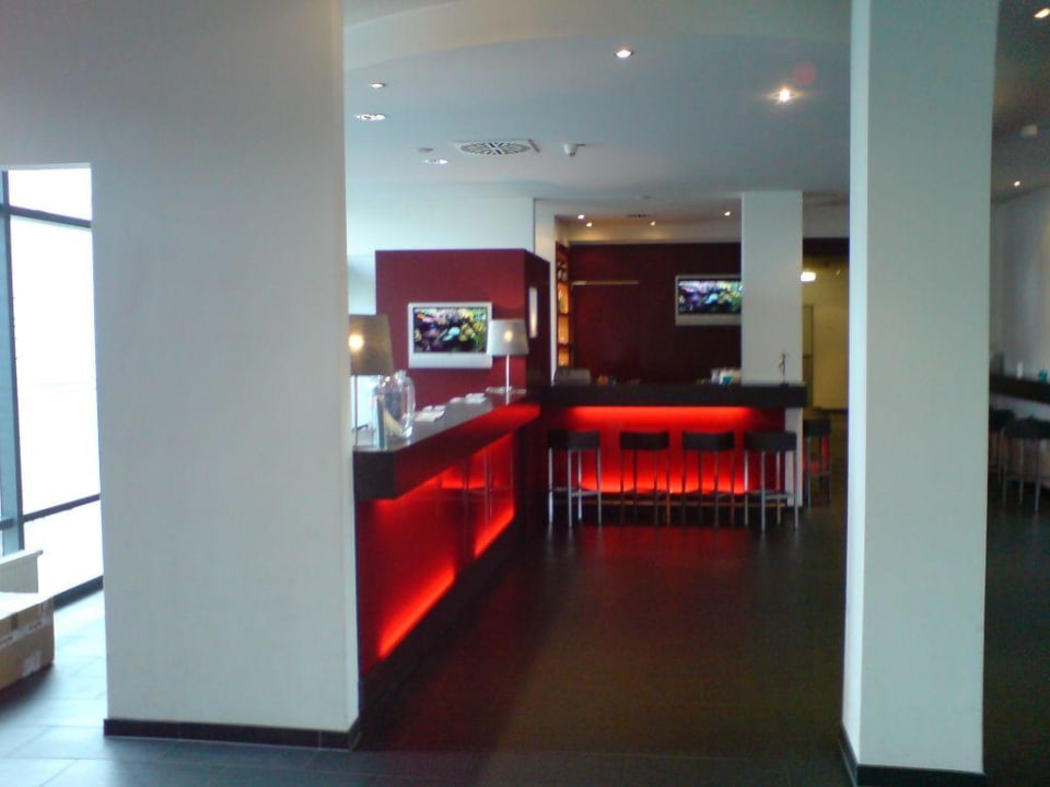 Rezeption mit Bar Motel One Frankfurt Airport