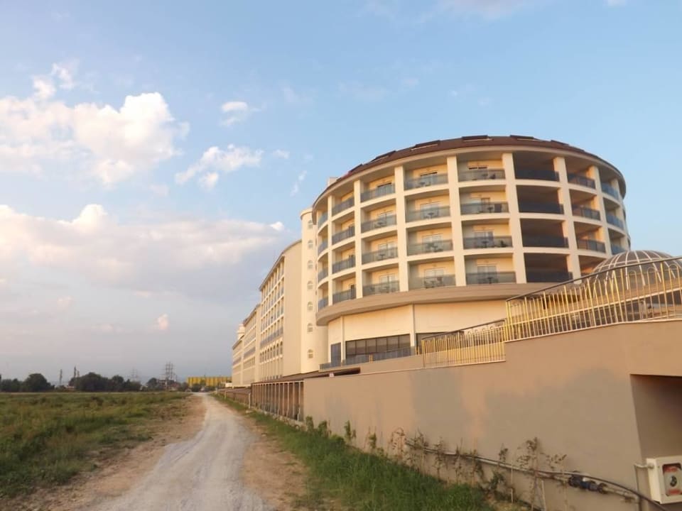 Hinter dem Hotel die Ansicht LRS Port River Hotel & Spa