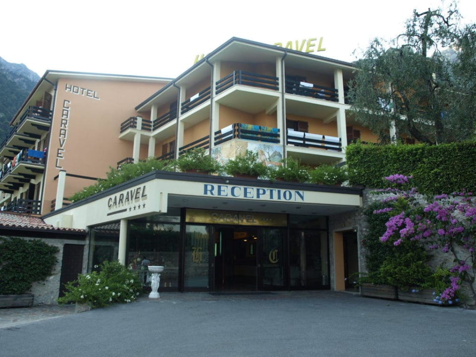 Eingang zur Rezeption Hotel Caravel