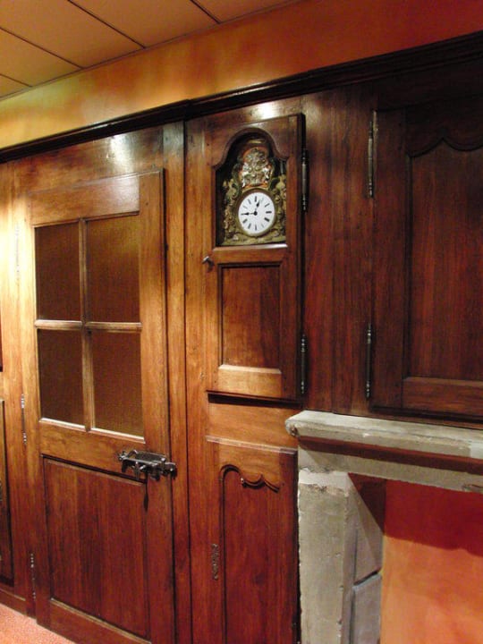 Altes, charmantes Mobiliar im Flur Hotel Du Theatre