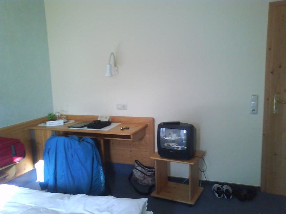Schreibtisch und Mini-Fernseher Gasthof zum Rödelseer Schwan