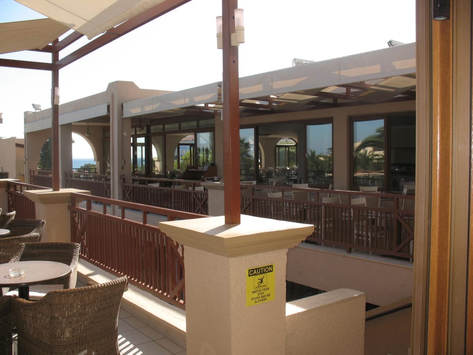 Blick auf die Außenterrasse des Hauptrestaurants Porto Bello Beach