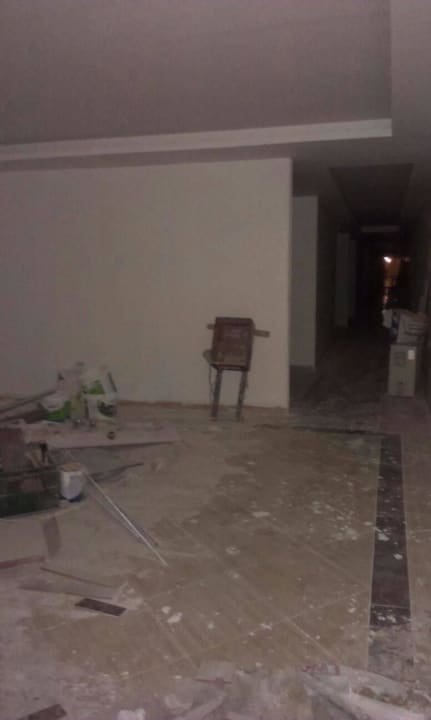 Flur und Baustelle vor Zimmer Bellagio Beach Resort & Spa