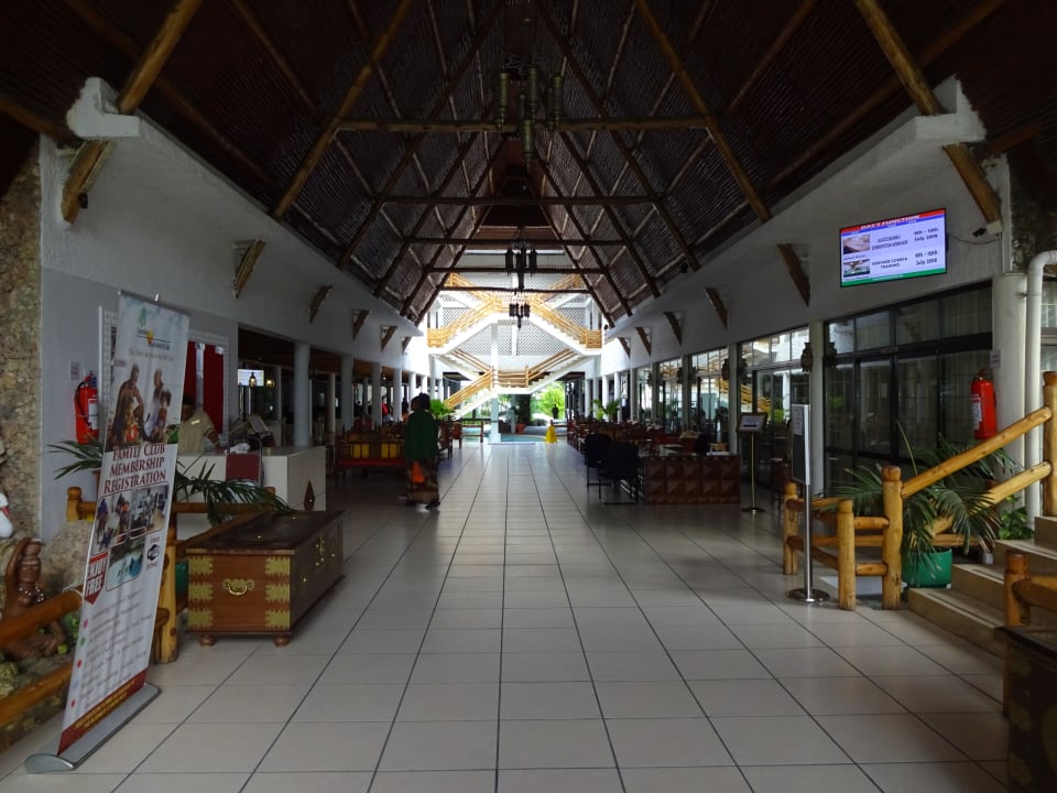 Lobby Travellers Beach Hotel & Club