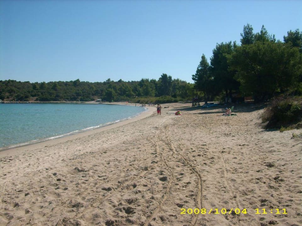 Einsamer Hotelstrand am Ende der Saison Hotel Chrousso Village