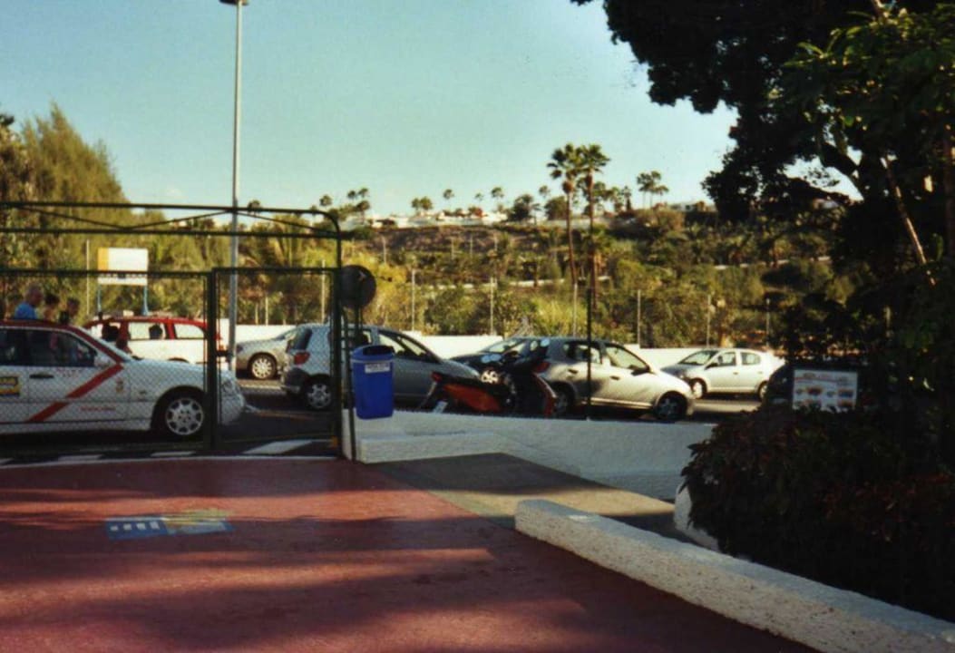 Ausgang Duna Flor zur Straße hin Hotel Bungalows Duna Flor