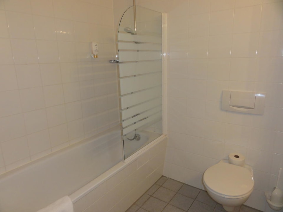 Badezimmer DORMERO Hotel Hannover-Langenhagen Airport