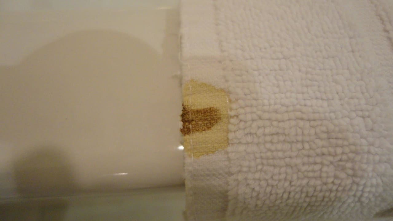 Frischer Duschvorleger mit Blutfleck  Lara Barut Collection