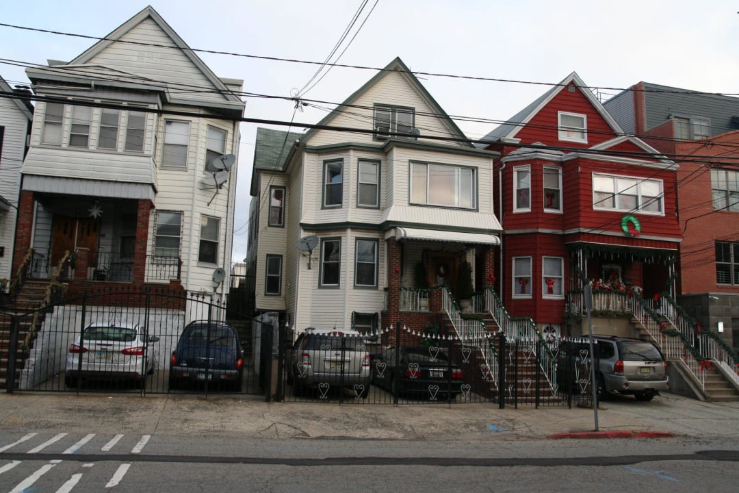 Häuser gegenüber dem Hotel Ramada by Wyndham Jersey City