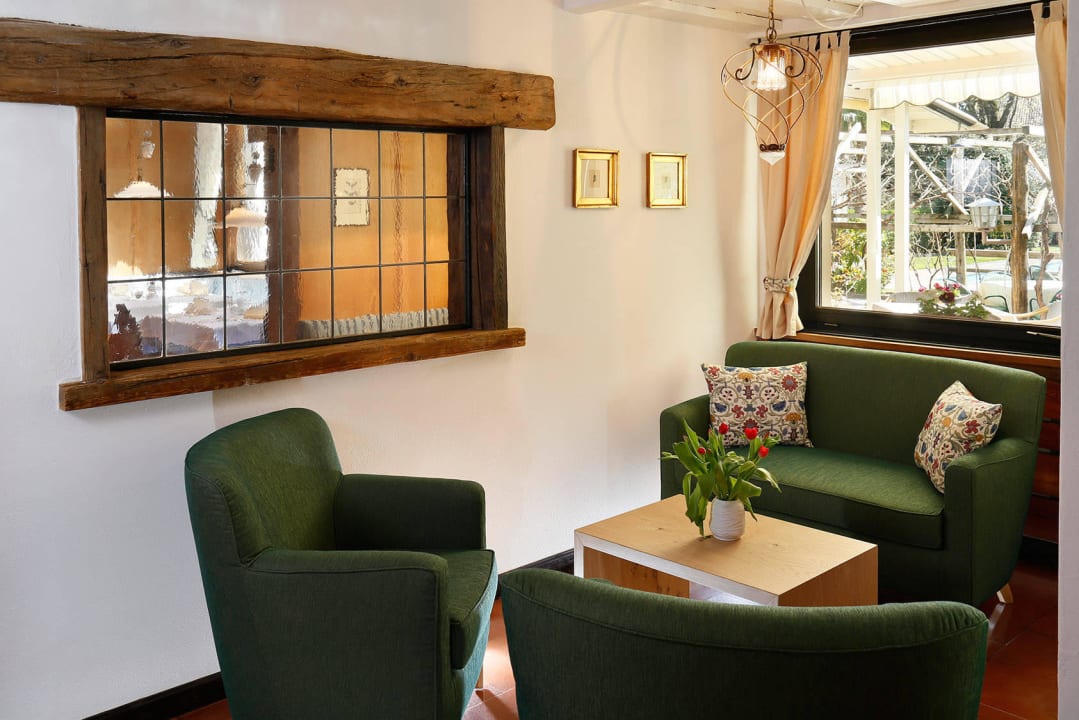 Gemütliche Sitzlounge in der Tirolerhof Bar Parkhotel Tirolerhof