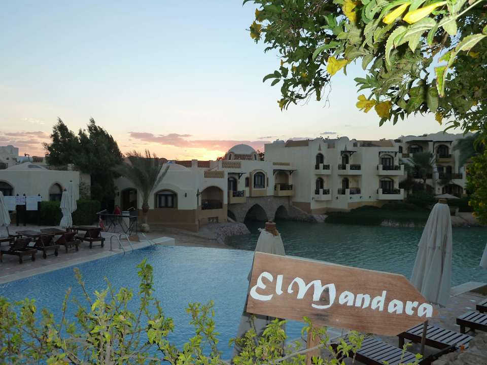 Sonnenuntergang hinter der Poolanlage Dawar El Omda - Adults only  (Im Umbau/Renovierung)