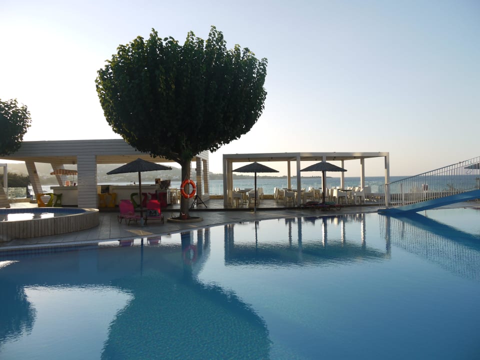 Большой бассейн alltoura Club SUNRISE BEACH RESORT