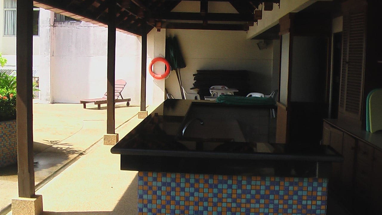 Im überdachten Bereich  Hotel Phuket Merlin