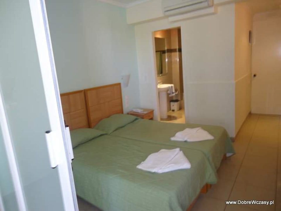 Widok od strony drugiej małej sypialni Admiral de Luxe Hotel