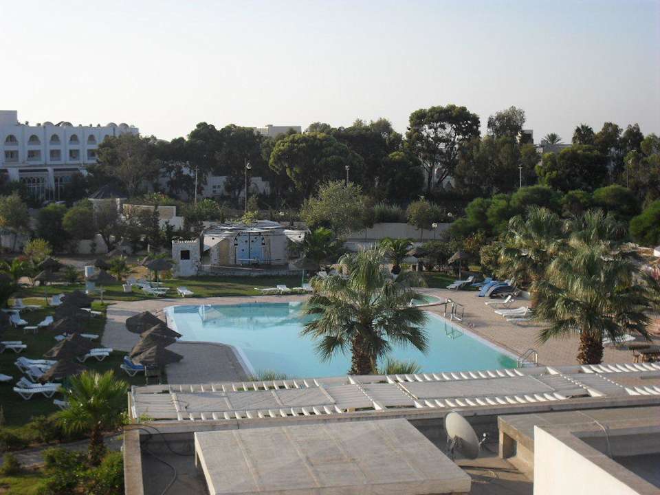 Der Blick zum Pool Cyclamens Mechmoum Hotel & Spa