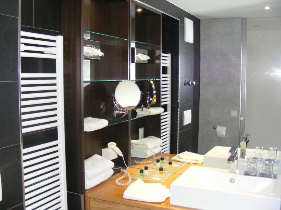 Großer Spiegel. allgemein gemütliches Badezimmer! Seehotel Litz