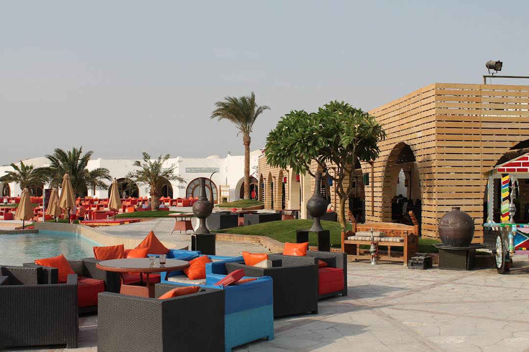 Pool und Aussensitzplätze Hotel Mercure Hurghada