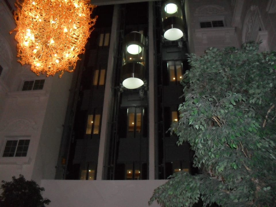Drei tolle Fahrstühle im Speisesaal am Abend Holiday Inn Bur Dubai - Embassy District