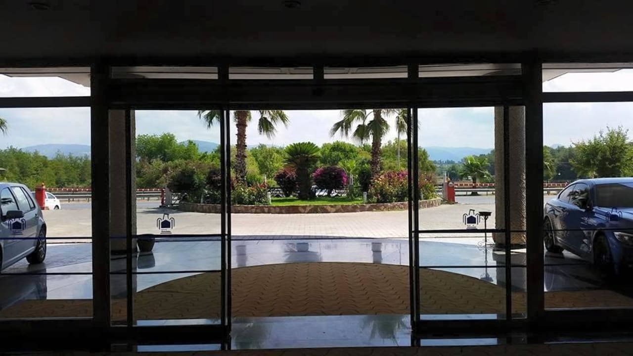 Wejście do hotelu Holiday Park Resort