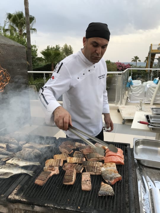 Chefkoch Abdullah bei Lachsgrillen! Side Sun Hotel