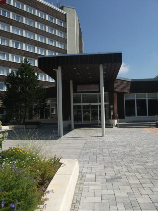 Hotel-Eingang AHORN Hotel Am Fichtelberg