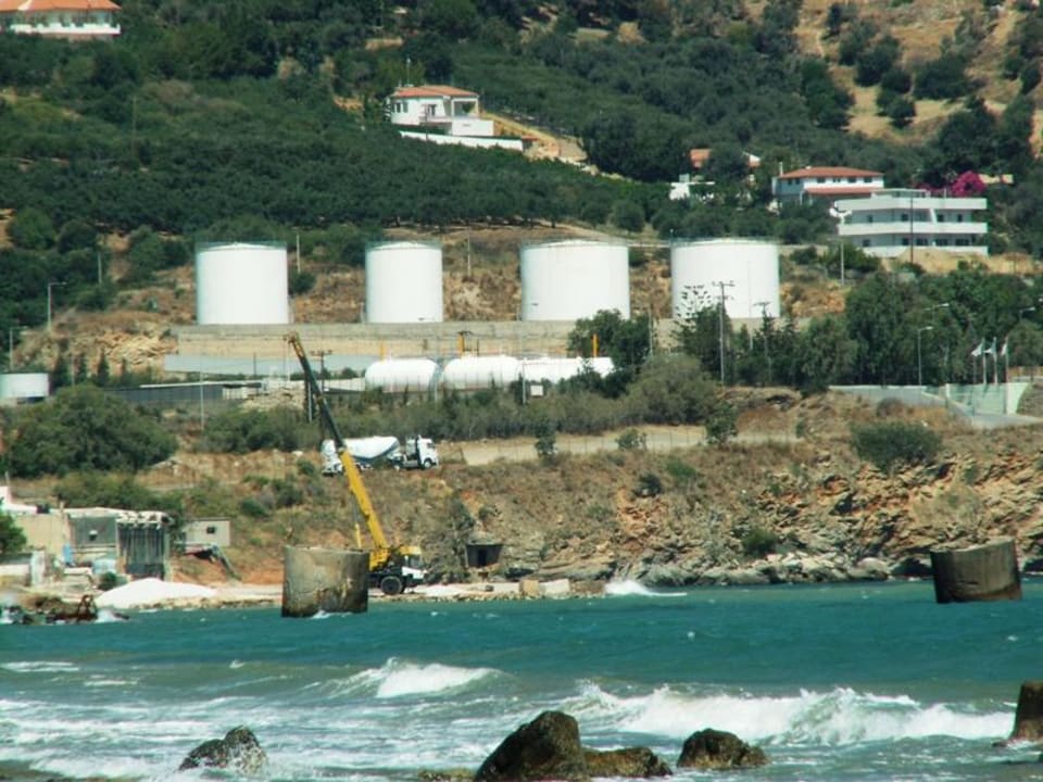 Blick vom Hotelstrand auf Industriegebiet Apollonia Beach Resort & Spa