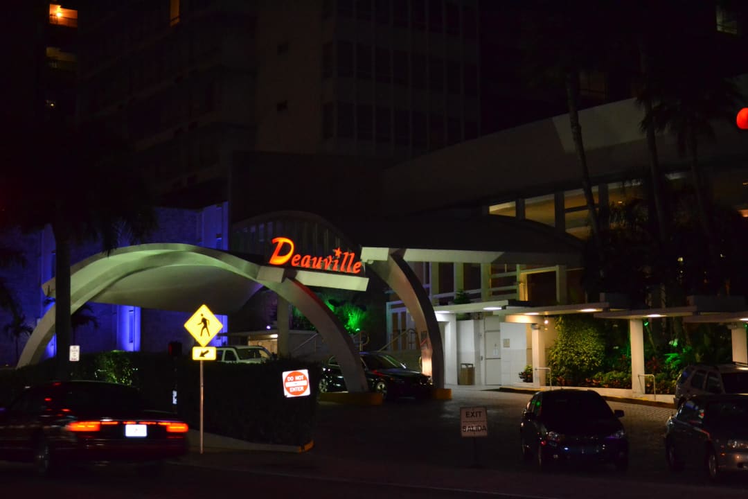 Hotel vorne am Abend Deauville Beach Resort