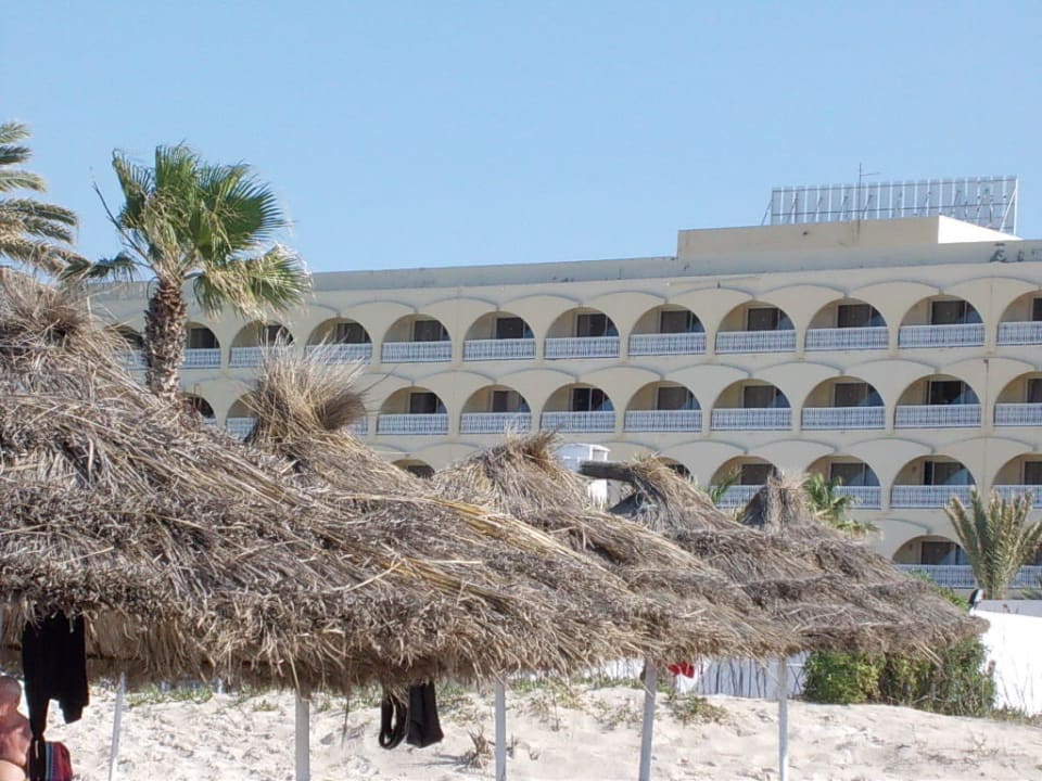 Blick vom Strand auf Hauptgebäude Calimera One Resort Jockey
