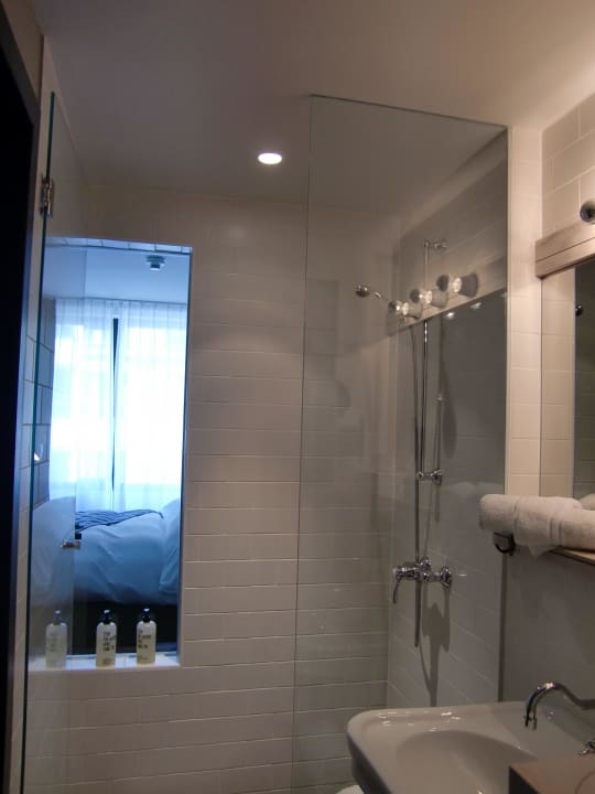 Blick aus der Dusche ins Zimmer Zi. 230 25hours Hotel Wien beim MuseumsQuartier
