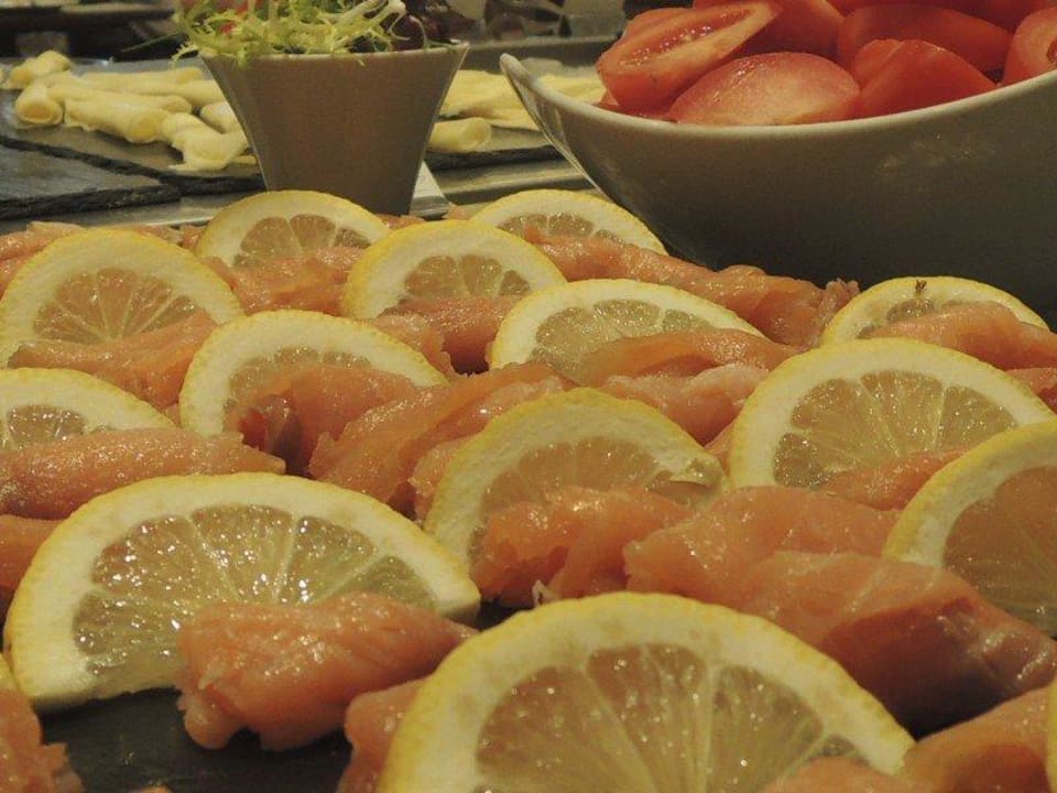 Schön angerichtete Lachsröllchen Corinthia Lisbon