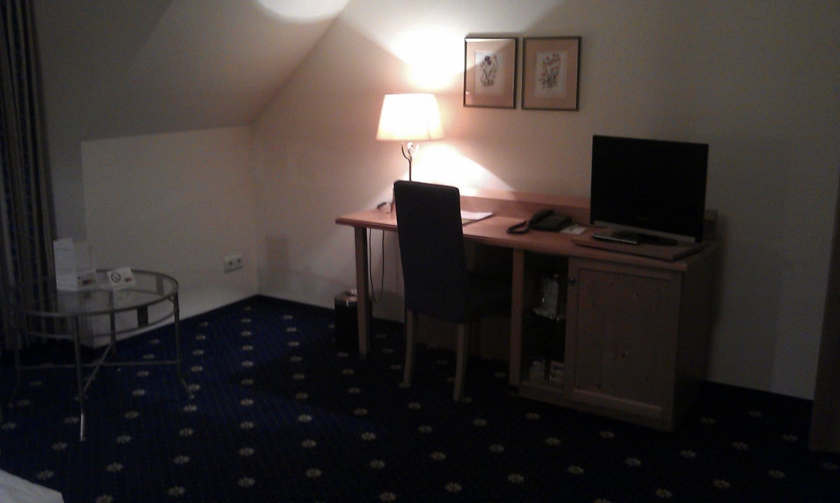 Schreibtisch und Tv Hotel Althof Retz